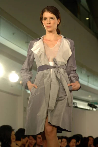 モデル 2007 年春夏コレクション ショー上海 プラザ 2007 日中にセリーヌの最新の作品が表示されます — ストック写真
