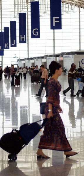 Cestující Jsou Vidět Terminálu Shanghai Pudong International Airport Pudong Shanghai — Stock fotografie