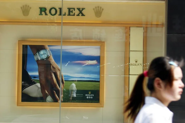 Une Jeune Chinoise Passe Devant Une Boutique Montres Rolex Kunshan — Photo