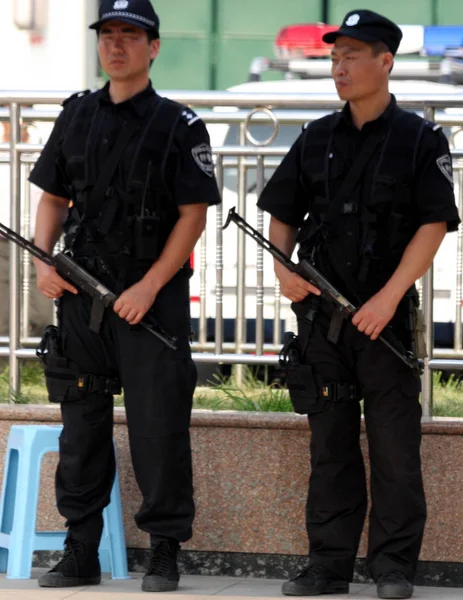 Ένοπλοι Κινέζοι Αστυνομικοί Περιπολούν Τον Σιδηροδρομικό Σταθμό Του Πεκίνου Στο — Φωτογραφία Αρχείου