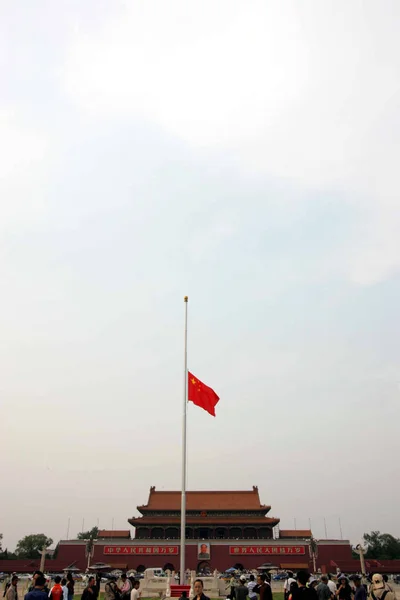 Touristes Citoyens Chinois Rassemblent Autour Drapeau National Chinois Personnel Pour — Photo