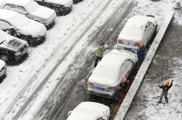 Crianças Chinesas Brincam Neve Após Uma Forte Queda Neve Pequim — Fotografia de Stock