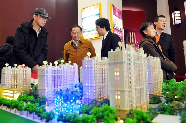 2009年12月4日 在中国上海举行的房地产博览会上 中国游客观看了一个房地产项目的示范住宅楼 — 图库照片