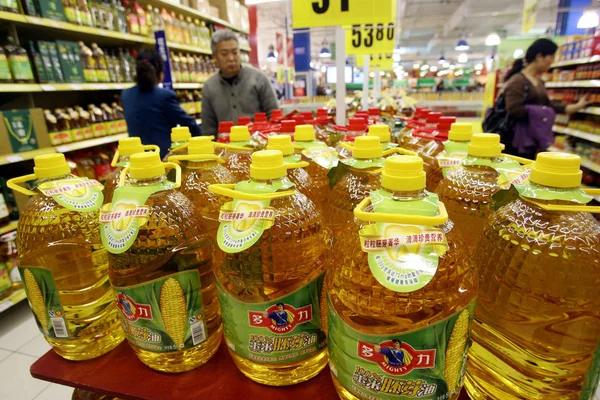 中国の顧客は杭州市のスーパーマーケットで食用油を購入します 東中国浙江省 2008年3月26日 — ストック写真