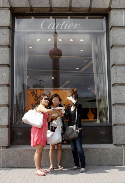 Turistas Ficam Frente Boutique Cartier Bund Como Oriental Pearl Tower — Fotografia de Stock