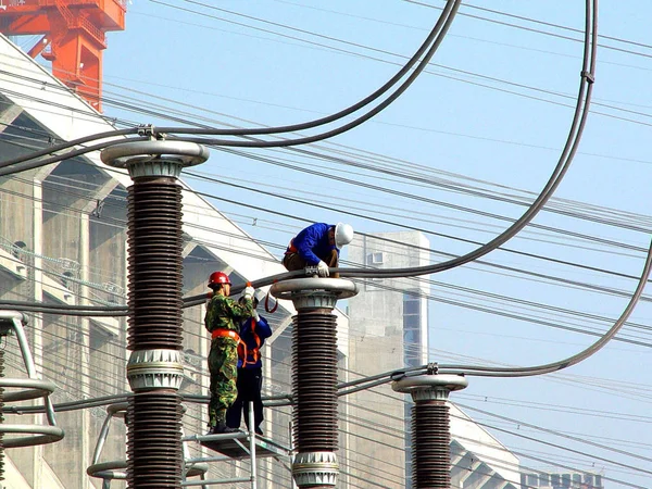 Chinesische Arbeiter Kontrollieren Stromleitungen Drei Schluchten Damm Yichang Provinz Hubei — Stockfoto