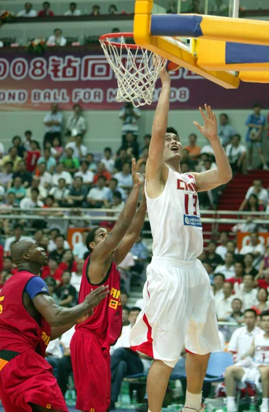 Chinas Yao Ming Rechts Springt Zum Tor Während Angolanische Spieler — Stockfoto