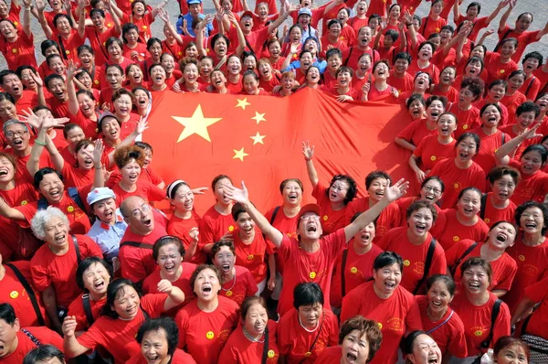 Местные Жители Китая Окружающие Китайский Национальный Флаг Смеются Время Смехотворной — стоковое фото