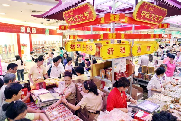 Los Compradores Chinos Compran Pasteles Luna Una Tienda Alimentos Shanghai —  Fotos de Stock