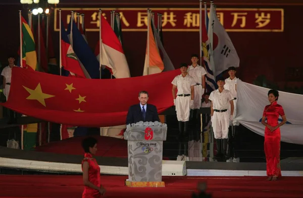 2007年8月8日 国际奥委会主席雅克 罗格在北京天安门广场举行的北京2008年奥运会倒计时庆祝活动中发表讲话 — 图库照片