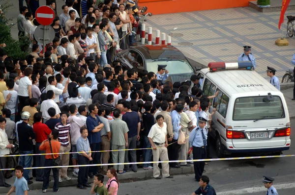 Multitud Espectadores Reúnen Frente Restaurante Kfc Donde Hombre Secuestró Una — Foto de Stock