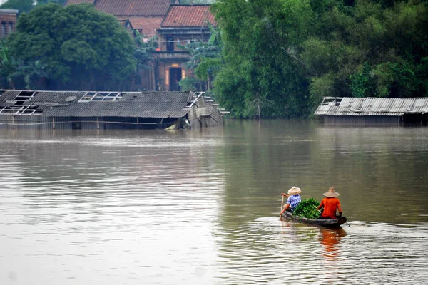 Des Villageois Chinois Conduisent Bateau Vers Des Maisons Submergées Par — Photo