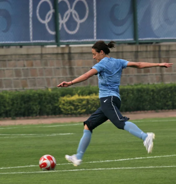 Ein Mitglied Der Amerikanischen Frauenfußballnationalmannschaft Während Einer Trainingseinheit Der Stadt — Stockfoto