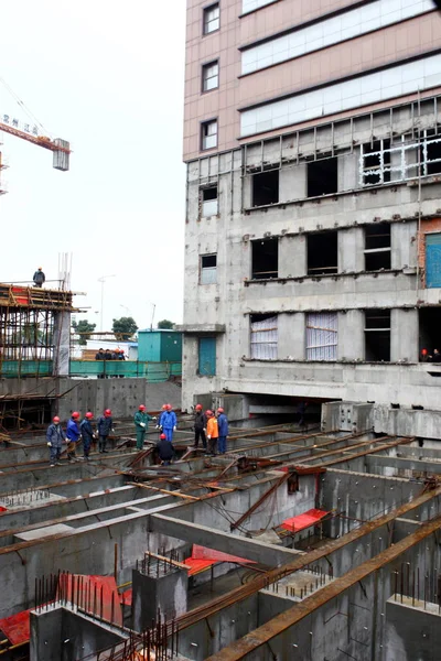 Trabalhadores Chineses Discutem Enquanto Deslocam Edifício Metros Altura Cidade Changzhou — Fotografia de Stock