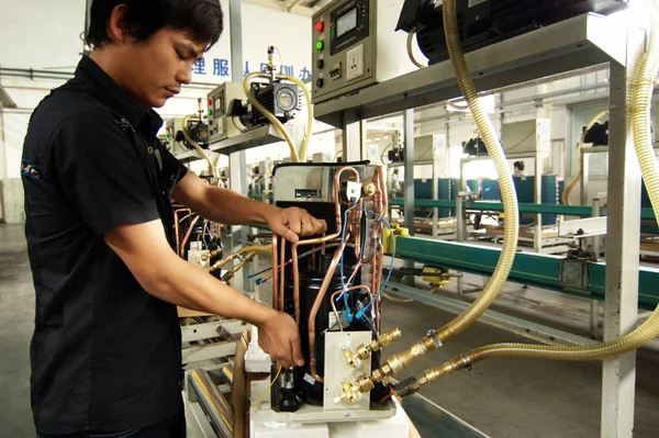 Trabajador Fábrica China Monta Acondicionadores Aire Línea Producción Una Planta —  Fotos de Stock