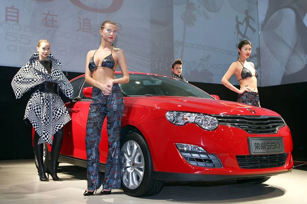 Model Berpose Dengan Roewe 550 Oleh Saic Motor Selama Upacara — Stok Foto