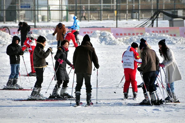 2009年12月30日 中国北京国家体育场 称为鸟巢 外的滑雪胜地 中国居民喜欢滑雪 — 图库照片