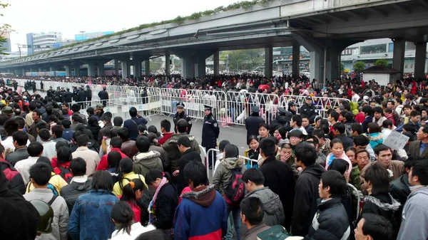 Tiotusentals Passagerare Folkmassan Guangzhou Railway Station Södra Chinas Guangdongprovinsen Januari — Stockfoto