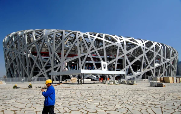 Een Chinese Arbeider Loopt Langs Plaats Van Het Nationale Stadion — Stockfoto
