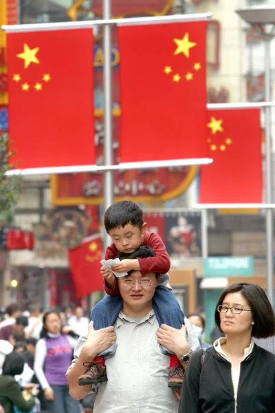 Китайська Сім Ходить Нанкіні Road Шанхай — стокове фото