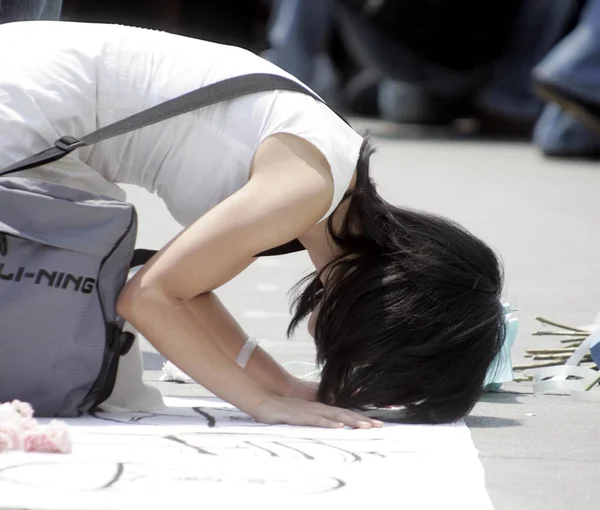 2008年5月19日 在中国西南部四川省成都市天府广场 一名中国女孩跪下悼念在四川大地震中遇难的遇难者 — 图库照片