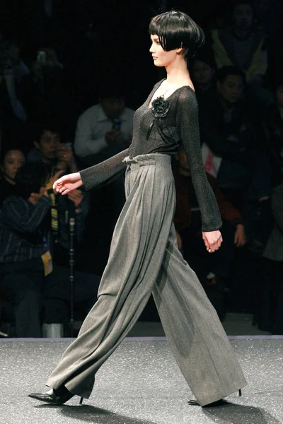 モデルは Suya 冬ズボン 回中国ファッション ウィークでコレクション北京 2007 日からデザインをパレードします — ストック写真