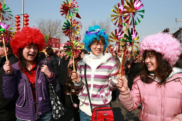 Las Niñas Chinas Celebran Juguetes Molino Viento Una Feria Del — Foto de Stock