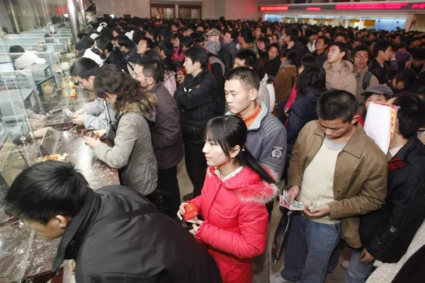 Kinesiska Folket Linje Upp För Att Köpa Tågbiljetter Peking Järnvägs — Stockfoto