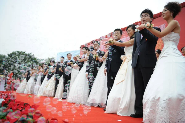 Chinesisches Brautpaar Während Einer Kollektiven Hochzeitszeremonie Peking China September 2009 — Stockfoto