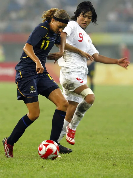 2008年8月6日 中国选手韩端在天津奥林匹克中心体育场与瑞典选手夏洛特 罗林参加了奥运女子足球预赛 组足球比赛 — 图库照片