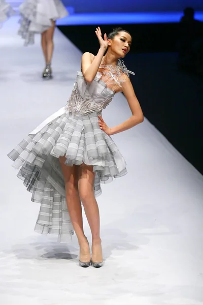 モデル パレード ファッション デザイン若いデザイナーによって Hempel 2007 北京で第 回中国ファッション ウィークをキックオフする第 回中国国際若手ファッション — ストック写真