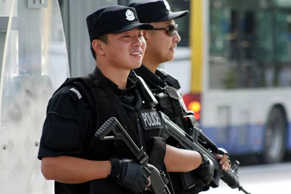 Uzbrojeni Chińscy Policjanci Patrolują Ulicę Pekinie Chiny Środa Września 2009 — Zdjęcie stockowe