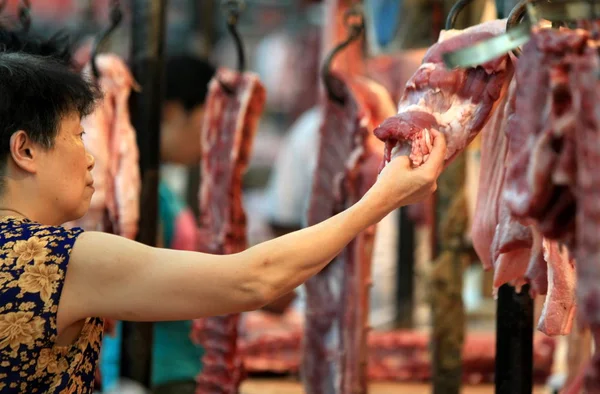 Китайський Покупець Купує Свинину Продовольчому Ринку Шанхаї Китай Серпня 2009 — стокове фото