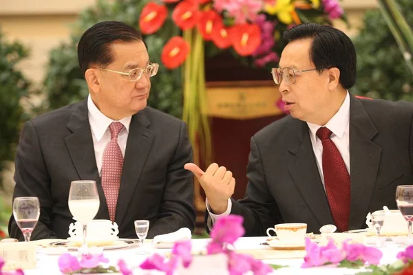 Льен Чан Ліворуч Почесний Голова Taiwans Головна Опозиція Націоналістична Партія — стокове фото