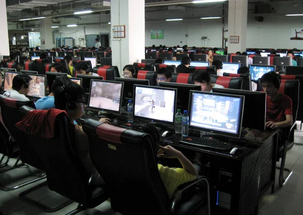 Młodzi Chińscy Internauci Grają Gry Online Kafejce Internetowej Mieście Wuhu — Zdjęcie stockowe