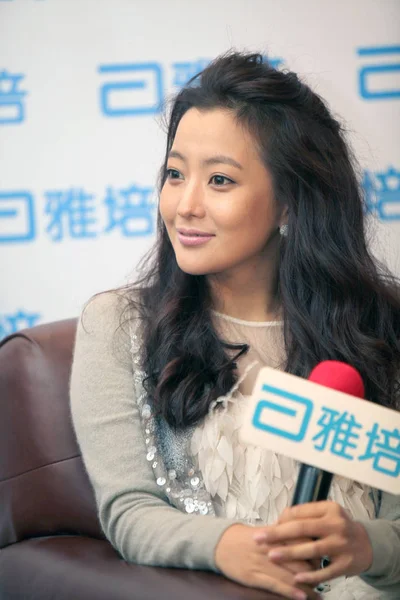 韓国女優キム ヒソンは火曜日 2009 上海でアボット ミルク パウダーを促進する記者会見の間に見られています — ストック写真