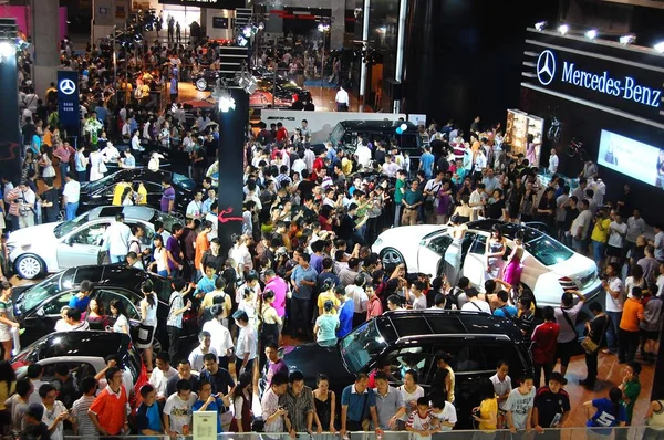 Les Visiteurs Visitent Stand Mercedes Benz Lors Salon Automobile Chongqing — Photo