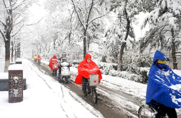 Des Cyclistes Chinois Font Vélo Dans Une Rue Enneigée Lors — Photo