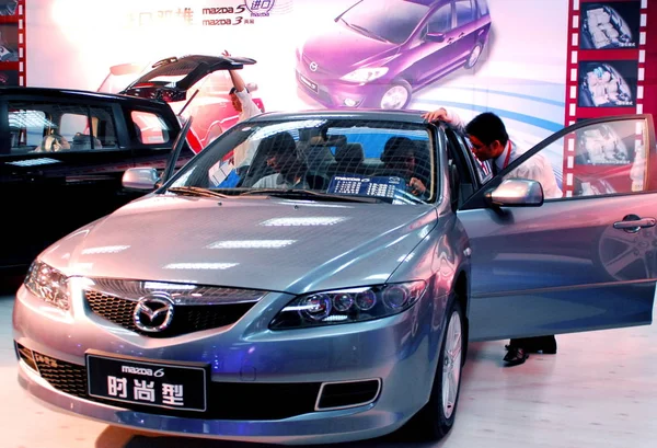 Látogatók Megpróbál Egy Mazda Alatt Auto Show Haikou Dél Chinas — Stock Fotó