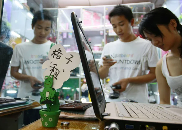 2008年7月9日 中国南部海南省海口市の海口にある店に立つ 派手なキュービクル店のオーナーである2人の若い中国人 — ストック写真