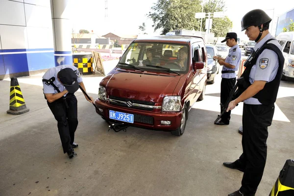 Chinese Policemen Check Car Entering Beijing Checkpoint Beijing China September — Stock Photo, Image