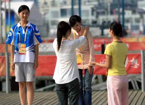 Voluntarios Olímpicos Chinos Durante Entrenamiento Etiqueta Para Las Ceremonias Premios Fotos de stock