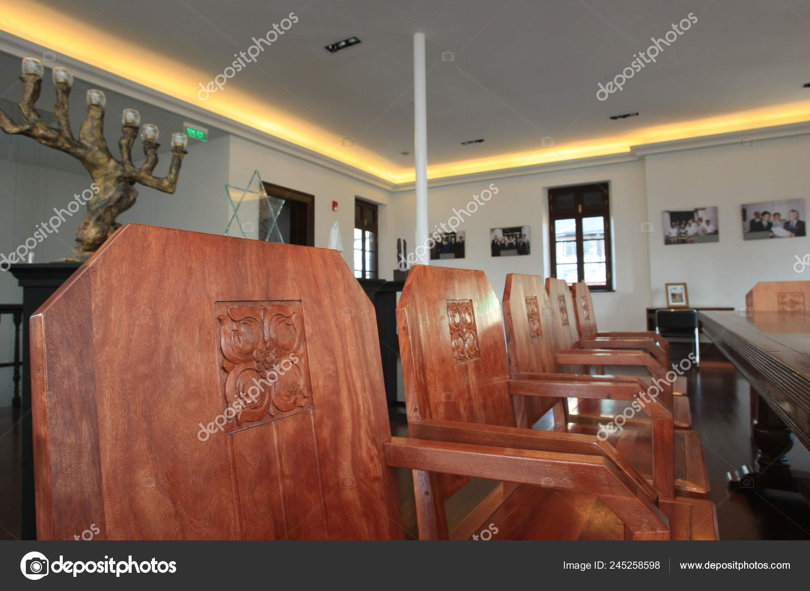 上海犹太难民博物馆内部位于上海奥赫勒莫什犹太教堂—— 库存社论照片© IC Photo #245258598