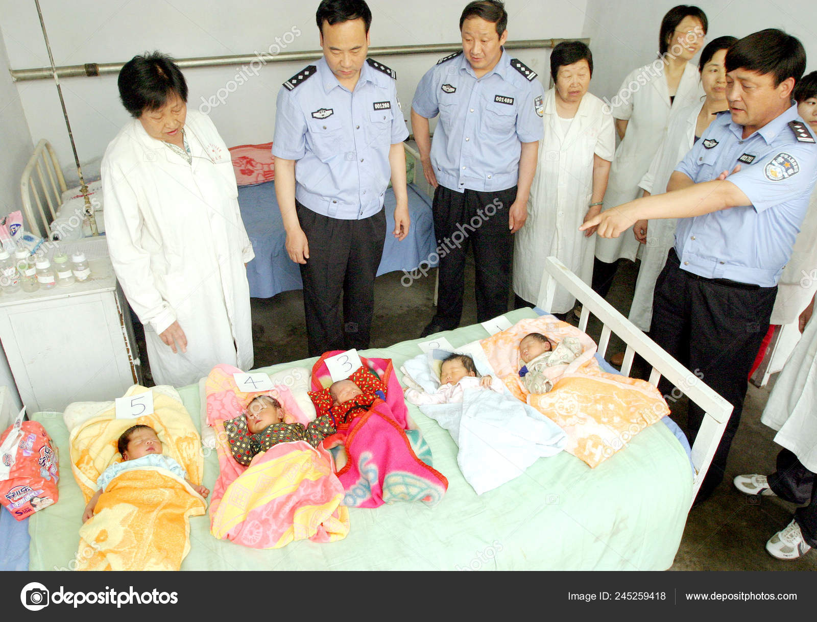 Chinese Police Officers Medical Workers Inspect Five Babies Found Back Stock Editorial Photo C Chinaimages 245259418