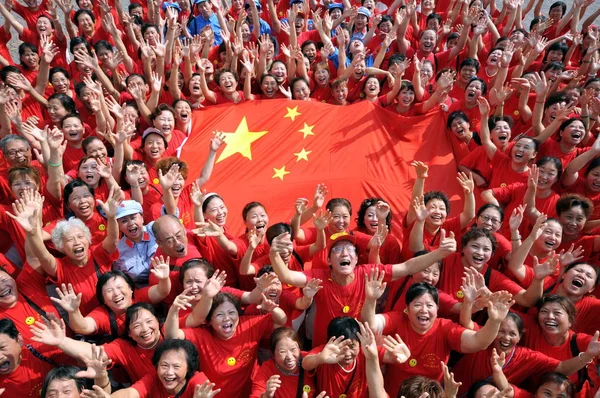 Местные Жители Китая Окружающие Китайский Национальный Флаг Смеются Время Смехотворной — стоковое фото