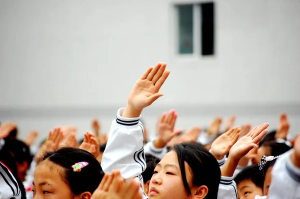 2009年5月31日 重慶市の曹江町の小学校で 中国の学生が子どもの日のお祝いの際に敬礼する — ストック写真