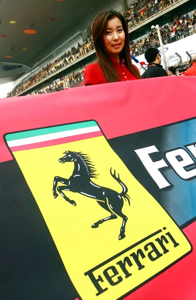 Chinese Showgirl Stands Clost Ferrari Flag Ferrari Festival 2008 Prior — Stock Photo, Image