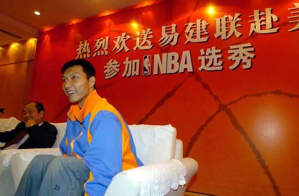 2007年4月10日 中国篮球运动员易建联在中国南方广东省深圳举行告别活动 易建联将前往美国参加在洛杉矶举行的恩巴选秀前训练营 — 图库照片