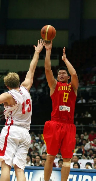 Chinas Zhu Fangyu Derecha Lanza Tiro Contra Líbano Durante Partido — Foto de Stock