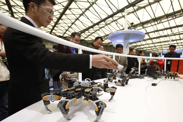 2009年11月3日 星期二 在中国上海举行的2009中国国际工业博览会上 参观者观看小型机器人 — 图库照片
